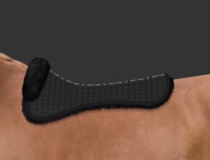 Mattes pad med lammeskind og fronttrim. Farve sort med sort lammeskind. EWWA. Dressur, str L