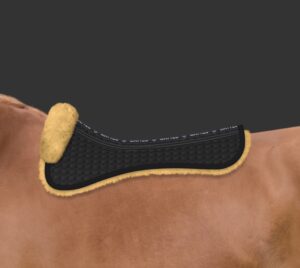 Mattes pad med lammeskind og fronttrim. Farve sort med naturfarvet lammeskind. Dressur, str M