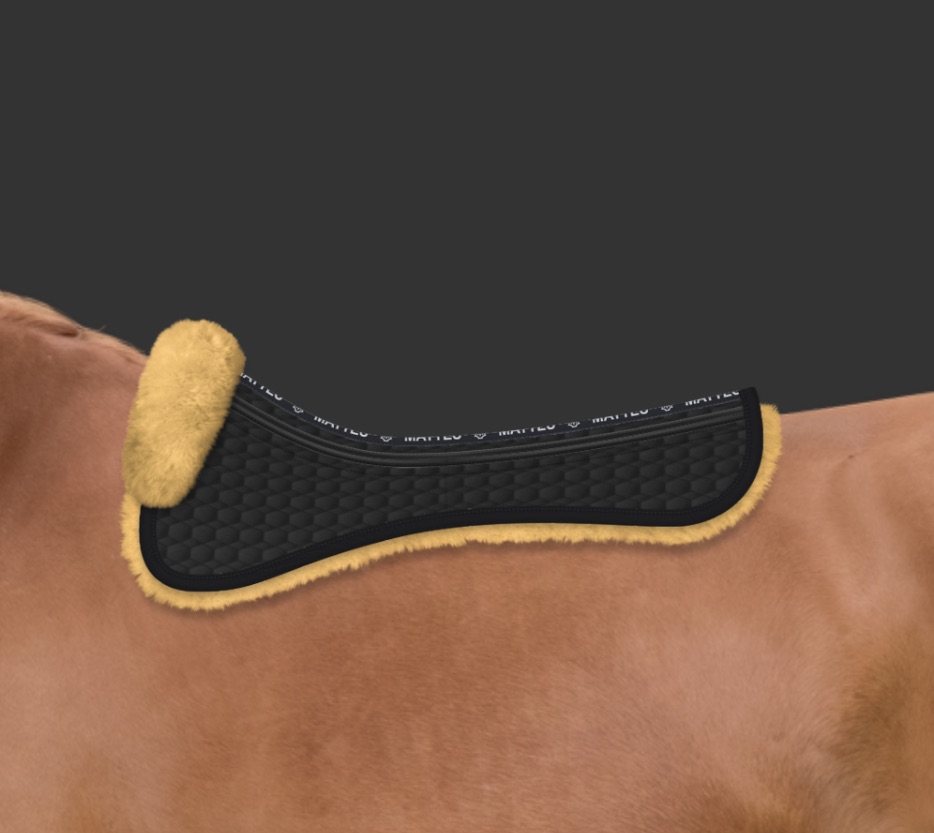 Mattes pad med lammeskind og fronttrim. Farve sort med naturfarvet lammeskind. Dressur, str M